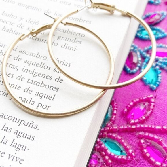 Chic Gold Hoop Earrings - Picture 1 of 1